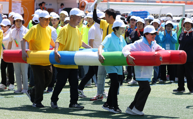지난 4일 오전 서울 용산구 효창운동장에서 열린 제24회 대한노인회 서울시연합회 시니어올림픽에 참가한 노인들이 풍선 사다리 경기를 펼치고 있다. 뉴시스