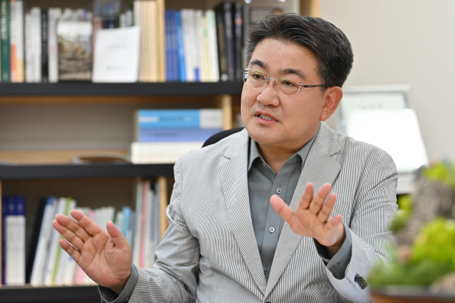 오승록 서울 노원구청장이 지난 12일 구청장실에서 문화일보와 인터뷰를 하고 “‘노원 대개조 프로젝트’와 ‘건강도시’ 등 구현을 통해 구민들에게 최고의 도시를 선물할 것”이라고 밝히고 있다. 백동현 기자