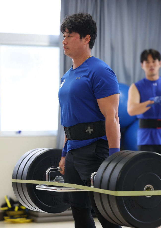 삼성의 오승환이 지난 2월 일본 오키나와 스프링캠프에서 엉덩이, 허리, 등판 등 몸의 후면 근육을 두루 자극하는 데드리프트를 하고 있다.  삼성 제공