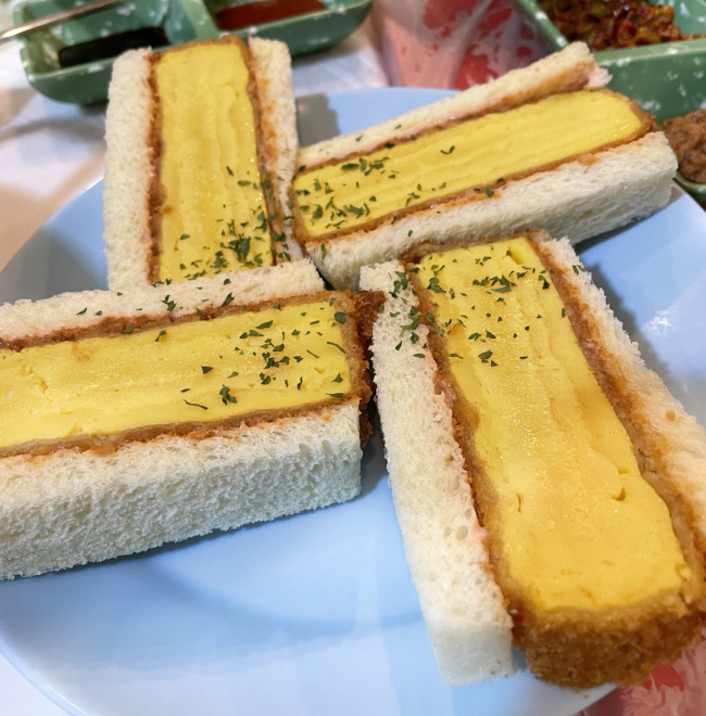 서울 목동 ‘강릉스낵’의 달걀말이를 끼운 산도(샌드위치).