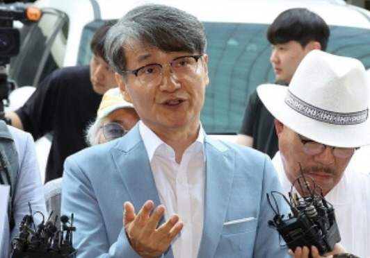 김건희 여사에게 명품 가방 등을 건넨 최재영 목사가 피고발인 조사를 받기 위해 13일 서울 영등포구 영등포경찰서에 출석하며 취재진의 질문에 답하고 있다. 연합뉴스