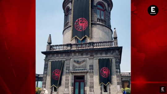 멕시코 차풀테펙 성벽에 미국 유명 드라마 속 한 가문의 깃발이 걸린 것처럼 보이는 모습. 유튜브 채널 EXERSIOR 영상 캡처