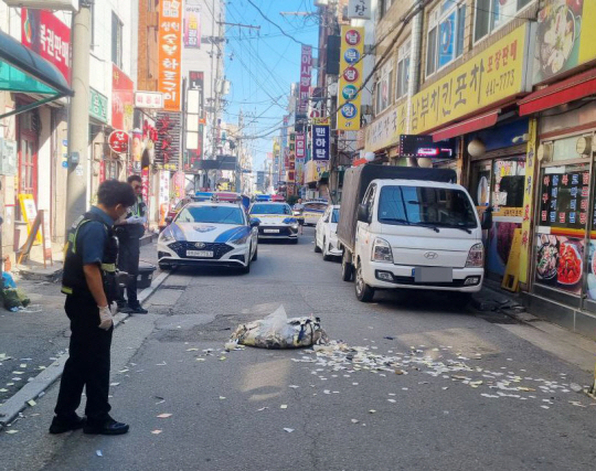 지난 2일 오전 경기 안양시 한 시장에 북한의 대남 오물풍선 잔해가 흩어져 있다. 경기도소방재난본부 제공
