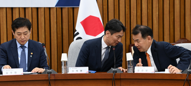 13일 오전 국회에서 열린 ‘공매도 제도 개선’ 민당정협의회에서 이복현(가운데) 금융감독원장이 정은보 한국거래소 이사장과 이야기를 나누고 있다. 왼쪽은 김주현 금융위원장. 곽성호 기자