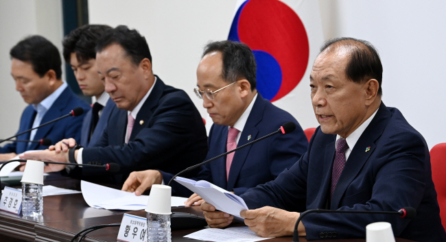 황우여(오른쪽) 국민의힘 비상대책위원장이 13일 오전 서울 영등포구 여의동 당사에서 열린 비대위 회의에서 모두발언을 하고 있다. 이날 회의에서는 오는 7월 전당대회부터 적용되는 지도부 선출 규정을 확정했다.  곽성호 기자