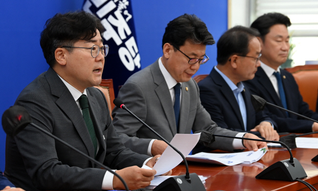 박찬대(왼쪽) 더불어민주당 원내대표가 13일 오전 국회에서 열린 정책조정회의에서 발언하고 있다. 왼쪽 두 번째는 진성준 정책위의장. 곽성호 기자