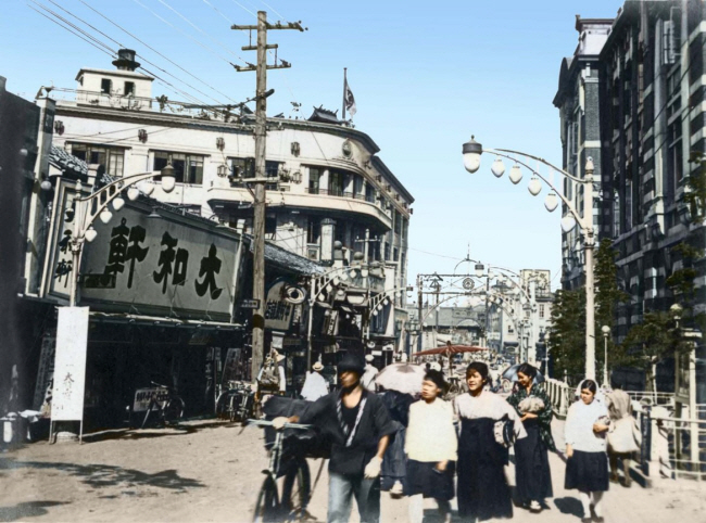 ‘당신이 보지 못한 희귀 사진’에 수록된 1930년대 서울 중구 충무로 거리의 모습. 왼쪽에 보이는 대화헌(大和軒)은 일본 과자점이다.