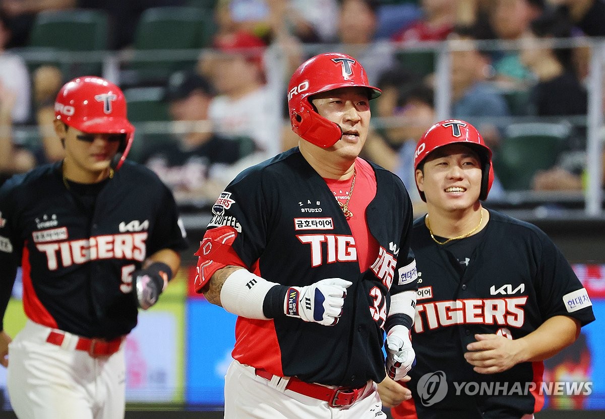 (인천=연합뉴스) 12일 오후 인천 SSG랜더스필드에서 열린 2024 KBO리그 KIA 타이거즈와 SSG 랜더스의 경기. 7회 초 2사 2, 3루 상황에서 KIA 최형우가 3점 홈런을 친 뒤 동료들과 기뻐하고 있다. 2024.6.12