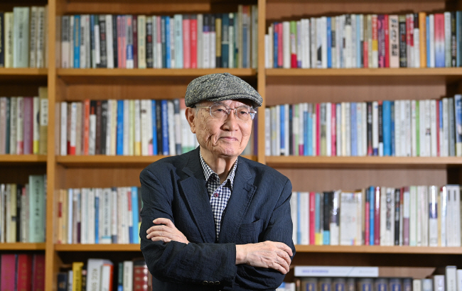 황동규 시인이 7일 서울 중구 문화일보 대회의실에서 카메라 앞에 포즈를 취하고 있다. 그는 신간 시집을 잘 보이게 들어달라는 요구에 “너무 작위적”이라며 자연스럽게 가자고 주문했다. 백동현 기자
