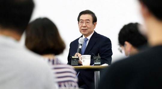 고(故) 박원순 전 서울시장이 지난 2020년 7월 6일 서울 중구 서울시청 시민청 태평홀에서 민선7기 2주년 기자간담회를 하고 있다. 뉴시스