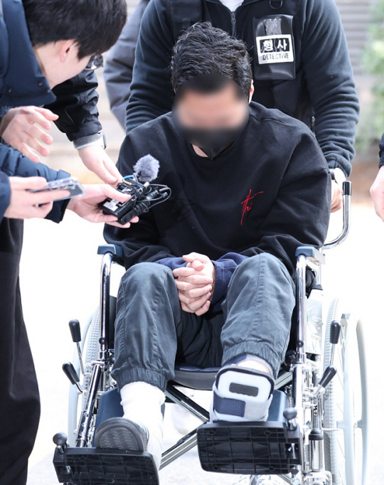 아내를 감금한 채 성인방송 출연을 강요한 혐의 등으로 재판에 넘겨진 전직 군인 A씨가 지난 2월 4일 구속 전 피의자 심문(영장실질심사)을 받기 위해 인천지법으로 들어서고 있다. 연합뉴스