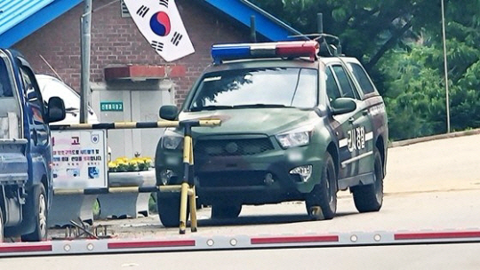 지난달 27일 강원 인제군의 모 부대 위병소에 군사경찰 차량이 출입하고 있다. 이 부대에서는 훈련병이 군기 훈련을 받다가 쓰러진 뒤 이틀 만에 숨지는 사건이 발생했다. 연합뉴스