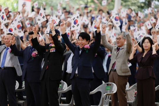 서강석(오른쪽 세번째) 서울 송파구청장이 13일 열린 ‘2024 호국보훈의 달 기념 송파구 보훈가족 한마당’ 행사에서 참석자들과 함께 만세삼창을 하고 있다. 송파구청 제공