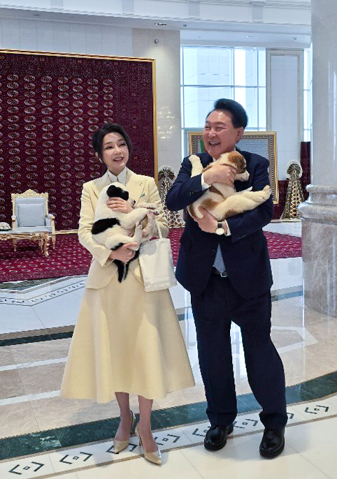 투르크메니스탄을 국빈 방문한 윤석열 대통령과 김건희 여사가 지난 11일(현지시간) 투르크메니스탄 아시가바트에서 열린 구르반굴리 베르디무하메도프 투르크메니스탄 국가최고지도자 겸 인민이사회 의장 친교오찬에서 투르크 국견 알라바이를 안고 있다. 뉴시스