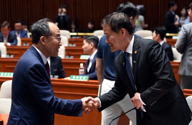 추경호(왼쪽) 국민의힘 원내대표가 14일 오전 국회에서 열린 의원총회에서 김영호 통일부 장관과 악수를 하고 있다. 박윤슬 기자