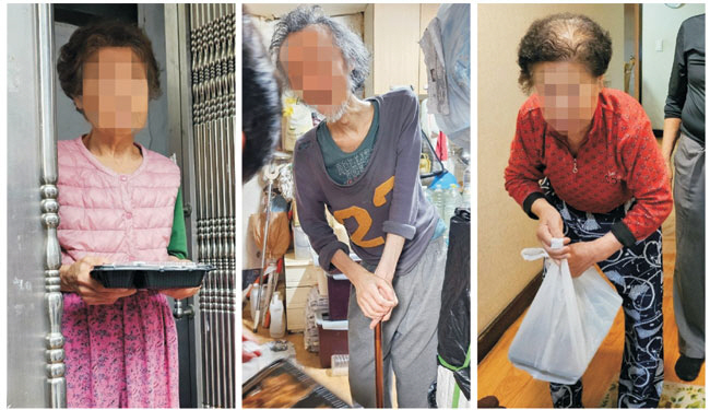 지난 8일 서울 용산구에 사는 ‘결식노인’들이 무료 도시락 배달 봉사단체 코리아레거시커미티가 전달하는 도시락을 받고 있다. 전수한 기자