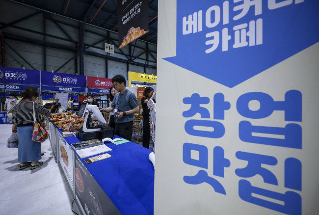 13일 서울 강남구 세텍(SETEC) 컨벤션센터에서 열린 ‘제22회 제일창업박람회’에서 예비 창업자들이 부스에 전시된 창업 아이템들을 살펴보고 있다. 뉴시스