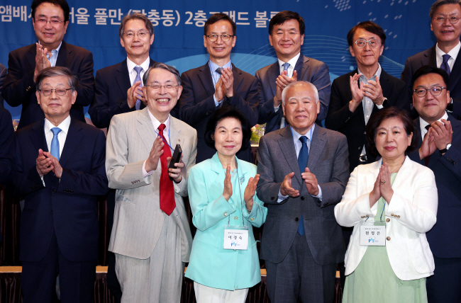 13일 서울 앰배서더 풀만호텔에서 열린 더플랫폼 세미나에서 주요 참석자들이 기념촬영을 했다. 앞줄 왼쪽부터 김황식 전 국무총리, 송상현 더플랫폼 이사장, 이경숙 글로벌차세대한인지도자재단 이사장, 현병철 더플랫폼 회장, 현정은 현대그룹 회장. 윤성호 기자
