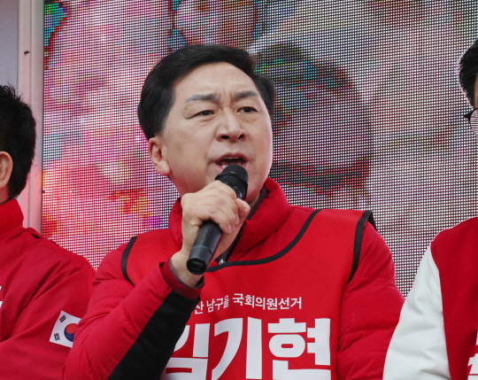 울산 태화로터리에서 열린 국민의힘 울산시당 합동 출정식에서 김기현 후보가 발언하고 있다. 연합뉴스