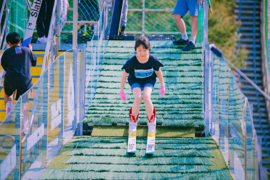 지난 5월 열린 스키점프 어드벤처에서 참가 학생이 미니스키점프 체험을 하고 있다. 2018평창기념재단 제공.