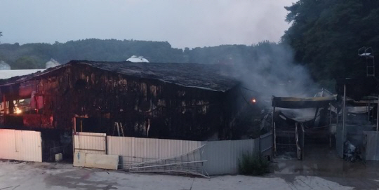 15일 화재가 발생해 돼지 1200여마리가 소사한 경북 봉화의 돈사. 경북소방본부 제공·뉴시스