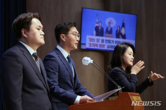 장경태 더불어민주당 의원이 12일 서울 여의도 국회 소통관에서 민주당 검찰독재정치탄압대책위원회 기자회견을 하고 있다. 뉴시스