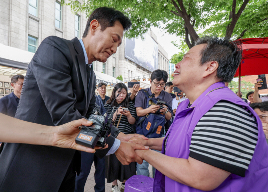 오세훈 서울시장이 15일 오후 서울 중구 서울광장에 마련된 10·29 이태원 참사 희생자 합동분향소를 찾아 유가족들을 위로하고 있다.뉴시스