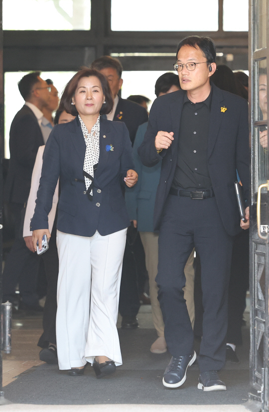 국회 보건복지위원회 소속 박주민(오른쪽) 위원장과 의원들이 16일 오전 서울 종로구 서울대병원에서 열린 ‘복지위 서울대 교수 비대위·집행부 현장 간담회’를 마치고 나서고 있다.