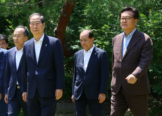 정진석(왼쪽에서 네번째) 대통령실 비서실장. 뉴시스