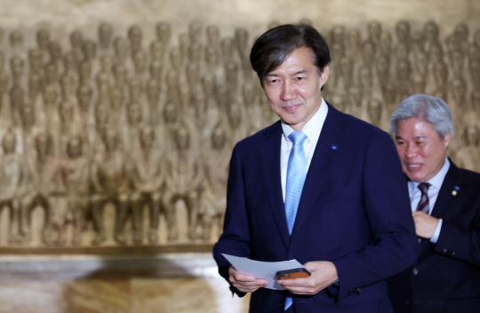 조국 조국혁신당 대표와 서왕진 정책위의장이 14일 오전 서울 여의도 국회 로텐더홀에서 열린 최고위원회의에 참석하고 있다. 뉴시스