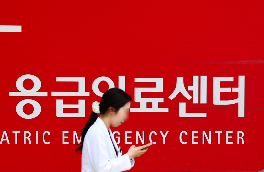14일 오후 서울 종로구 서울대학교 병원 응급의료센터 앞으로 의료진이 지나가고 있다. 사진 뉴시스