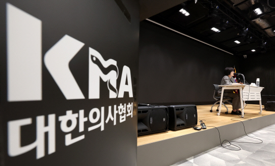 최안나 대한의사협회 총무이사 겸 대변인이 13일 오후 서울 용산구 대한의사협회에서 ‘의대정원 증원사태 대응방안 논의를 위한 제4차 비공개 연석회의’ 관련 브리핑을 하고 있다. 사진 뉴시스