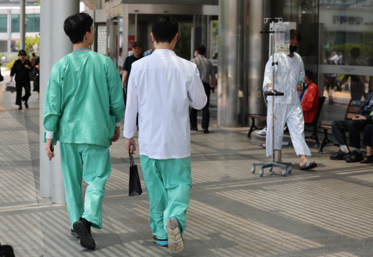 지난 14일 서울대병원에서 의료진과 환자가 이동하고 있다. 연합뉴스