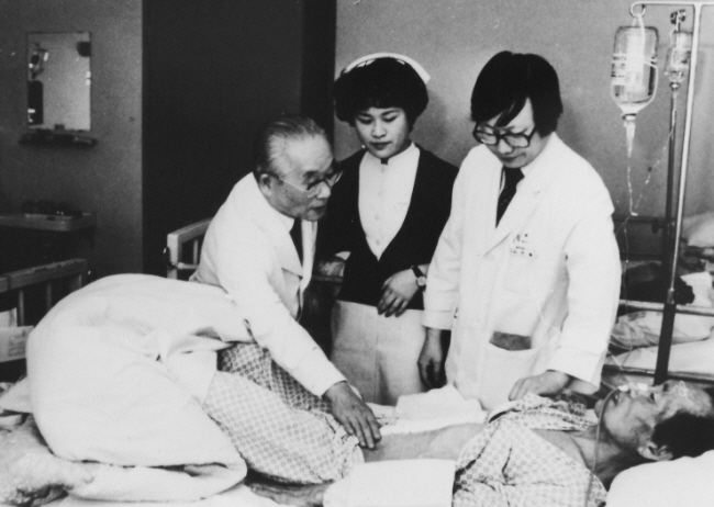 장기려(왼쪽) 박사가 부산 복음병원에서 환자를 살펴보고 있다. 연합뉴스