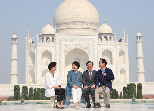 김정숙 여사가 지난 2018년 11월 7일 인도 우타르프라데시주 아그라 타지마할을 방문해 도종환 당시 문화체육관광부 장관 등과 대화하고 있다. 뉴시스