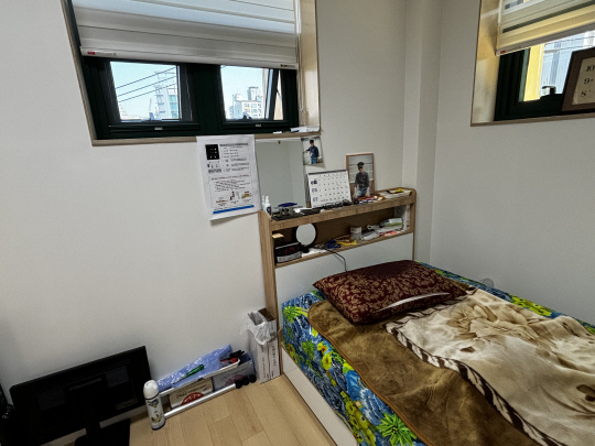 지난 14일 ‘효도숙식 경로당‘에 입실한 김추령(83) 씨의 방의 모습. 방마다 개인 냉장고와 옷장 및 서랍장이 구비되어 있다. 노지운 기자