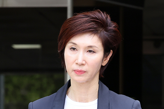노소영 아트센터 나비 관장이 지난 4월 서울 서초구 서울고법에서 열린 이혼소송 항소심 2차 변론을 마친 뒤 법원을 나서고 있다. 뉴시스