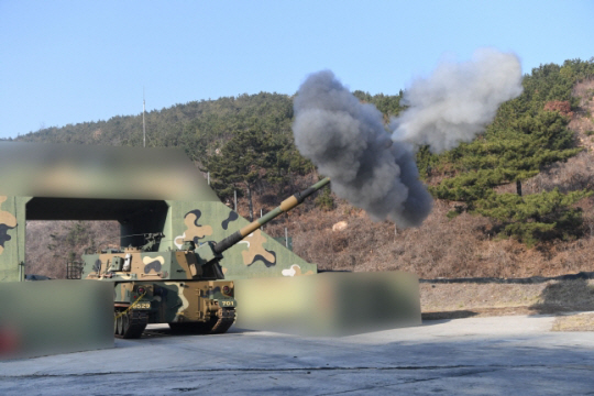 북한군이 서북도서 지역에서 해안포 도발을 감행한 올해 1월 5일 인천 옹진군 연평도에서 해병대가 K9 자주포 해상사격훈련을 하고 있다. 국방부 제공