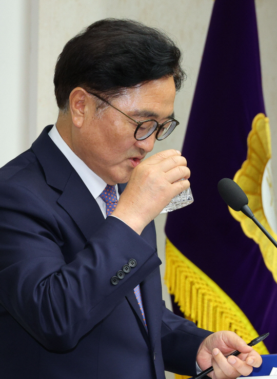 우원식 국회의장이 17일 오후 국회 의장접견실에서 열린 국회 원구성 관련 기자회견에 앞서 물을 마시고 있다. 연합뉴스