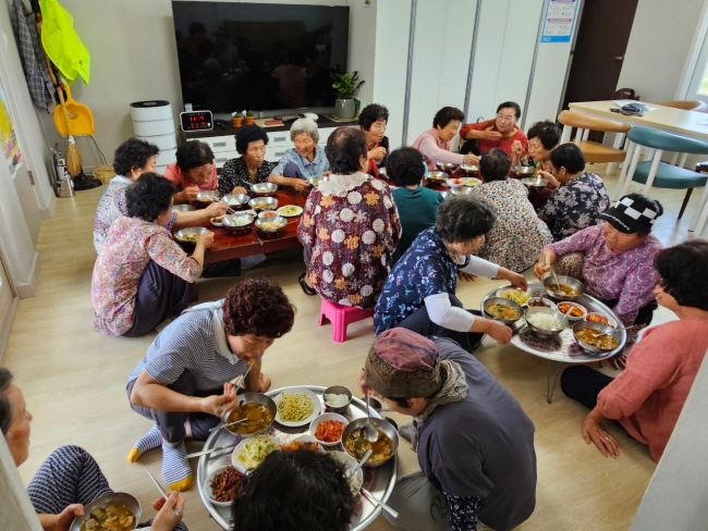 점심때면 “밥 먹자” 전화… “우리마을엔 고독사 없어요”[밥 굶는 노인들]