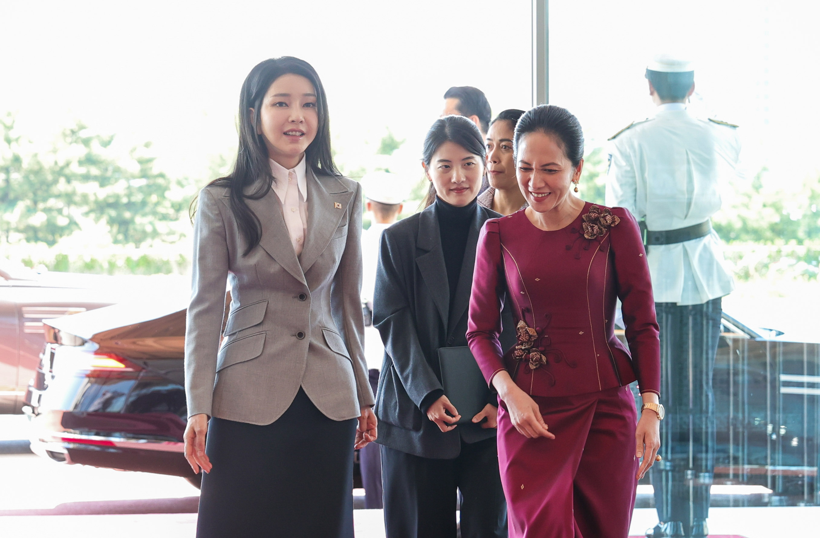 윤석열 대통령 부인 김건희 여사가 훈 마넷 캄보디아 총리 부인 뺏 짠모니 여사와 지난 5월 16일 서울 용산 대통령실 청사로 들어서고 있다. 뉴시스