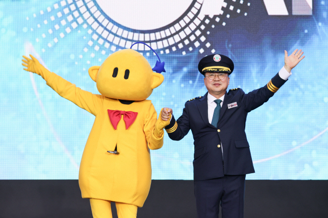 지난해 8월 대전 0시축제 무대에서 철도원 차림의 이장우(오른쪽) 대전시장이 대전 대표 캐릭터 꿈돌이와 함께 인사하고 있다.   대전시청 제공