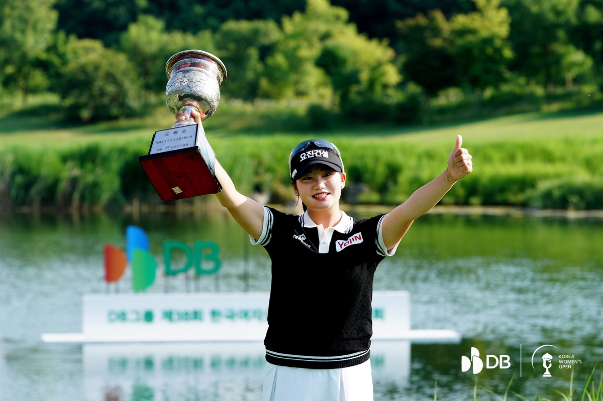 우승 트로피를 들고 활짝 웃는 노승희.[DB그룹 한국여자오픈 조직위 제공. 재판매 및 DB 금지]