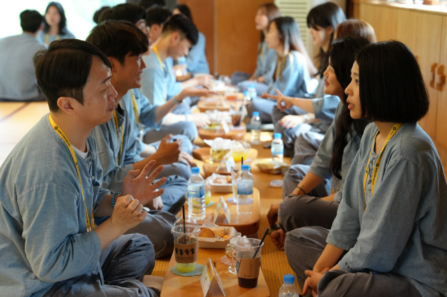 만남 첫날의 풍경. 차를 마시며 대화를 나누고 있다. 조계종사회복지재단 제공
