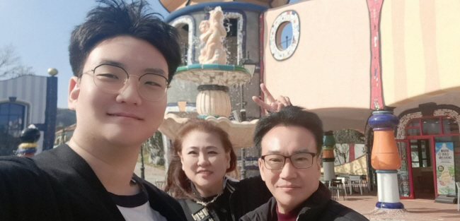 지난 2022년 내가 군에서 제대한 직후 아버지(오른쪽), 어머니(가운데)와 함께 찍은 사진.