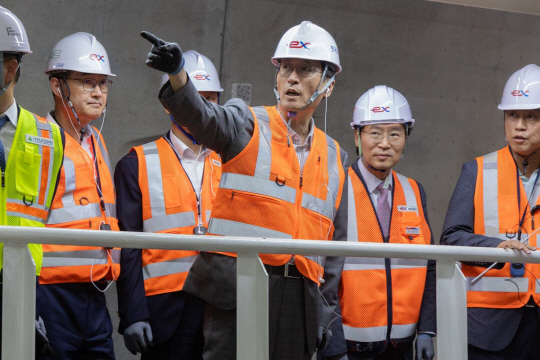 17일 함진규 한국도로공사 사장이 한강터널 건설현장을 방문하여 폭염 대비 상황을 점검하고 있다. 한국도로공사 제공