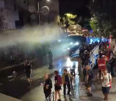 17일 베냐민 네타냐후 이스라엘 총리 관저 인근에서 물대포를 사용해 시위대를 진압하는 이스라엘 경찰. X 캡처