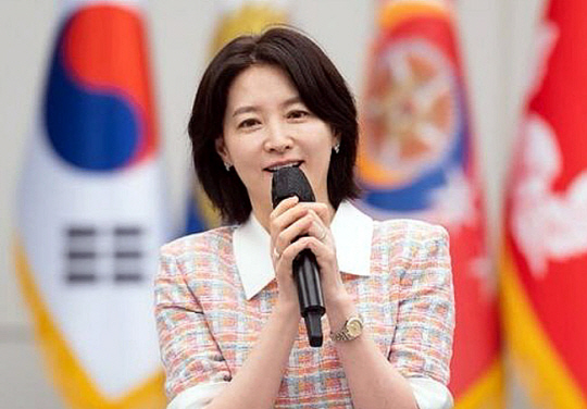 지난 6월 4일 서울 용산구 육군호텔에서 열린 ‘육군 부사관 다둥이 가족 초청행사’에 참석한 배우 이영애. 이영애 아버지는 6·25 참전용사, 시아버지는 육사출신 참전군인이다. 육군 제공