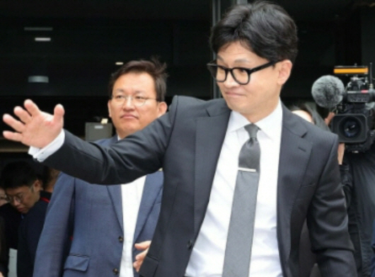 국민의힘 한동훈 비상대책위원장이 지난 4월 11일 서울 여의도 국민의힘 당사에서 제22대 국회의원 선거 관련 입장 발표를 한 뒤 당사를 떠나며 당직자들과 인사하고 있다. 연합뉴스