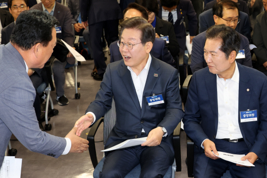 이재명(가운데) 더불어민주당 대표가 17일 오전 서울 여의도 중앙당사에서 열린 제4차 중앙위원회의에서 어기구(왼쪽) 중앙위원회 부의장과 인사하고 있다. 뉴시스